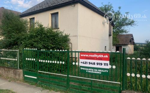 MAĎARSKO OBEC TORNANÁDASKA - VEĽKÝ 3 IZBOVÝ KAMENNÝ RD BLÍZKO HRANÍC.