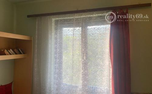 MAĎARSKO OBEC TORNANÁDASKA - VEĽKÝ 3 IZBOVÝ KAMENNÝ RD BLÍZKO HRANÍC.