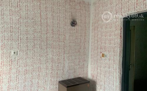 MAĎARSKO OBEC TORNANÁDASKA - VEĽKÝ 3 IZBOVÝ KAMENNÝ RD BLÍZKO HRANÍC.