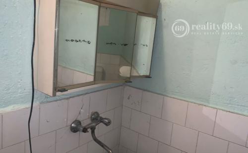 MAĎARSKO OBEC TORNANÁDASKA - VEĽKÝ 3 IZBOVÝ KAMENNÝ RD BLÍZKO HRANÍC.