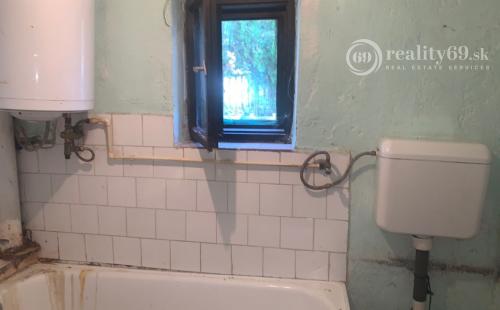 MAĎARSKO OBEC TORNANÁDASKA - VEĽKÝ 3 IZBOVÝ KAMENNÝ RD BLÍZKO HRANÍC.