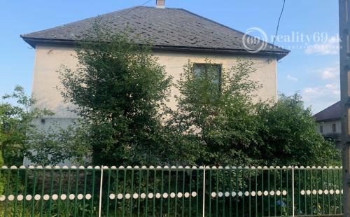 MAĎARSKO OBEC TORNANÁDASKA - VEĽKÝ 3 IZBOVÝ KAMENNÝ RD BLÍZKO HRANÍC.