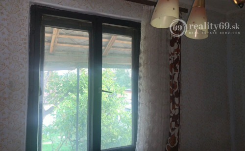 MAĎARSKO OBEC TORNANÁDASKA - VEĽKÝ 3 IZBOVÝ KAMENNÝ RD BLÍZKO HRANÍC.