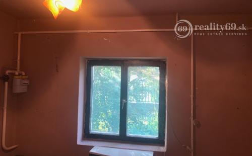 MAĎARSKO OBEC TORNANÁDASKA - VEĽKÝ 3 IZBOVÝ KAMENNÝ RD BLÍZKO HRANÍC.