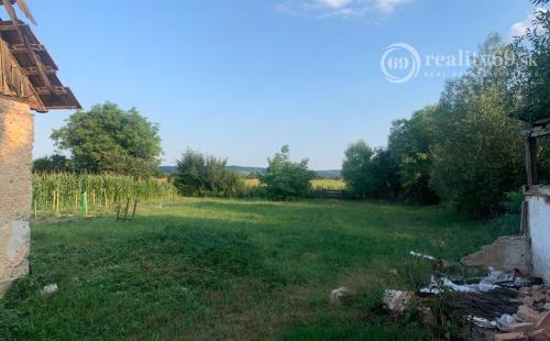 MAĎARSKO OBEC TORNANÁDASKA - VEĽKÝ 3 IZBOVÝ KAMENNÝ RD BLÍZKO HRANÍC.