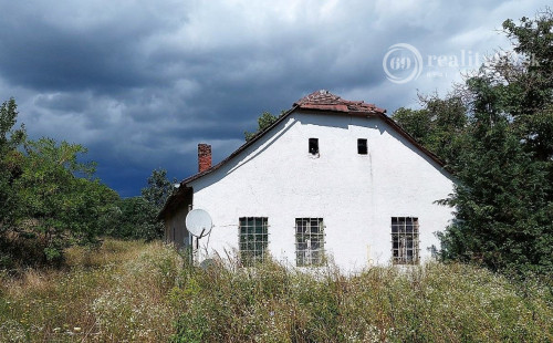 MAĎARSKO - PERECSE KÚRIA POZEMOK 1,2 ha S MOŽNOSŤOU ROZDELENIA NA VIACERO MENŠÍCH