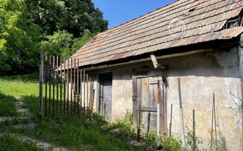 BENIAKOVCE - 3 IZBOVÝ RD, 1106 M2, VHODNÝ NA REKONŠTRUKCIU.