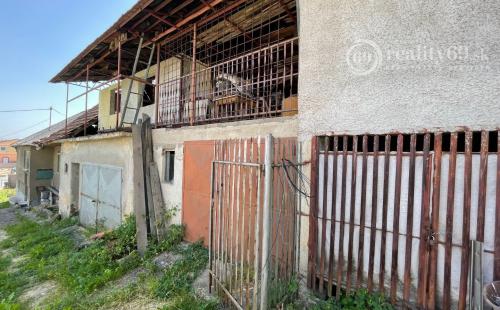 BENIAKOVCE - 3 IZBOVÝ RD, 1106 M2, VHODNÝ NA REKONŠTRUKCIU.