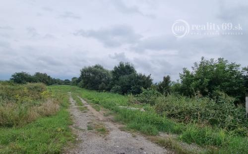 HANISKA - ROVINATÝ POZEMOK NA PODNIKANIE 4.855 M2