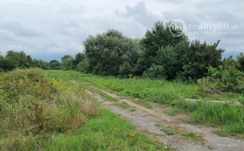 HANISKA - ROVINATÝ POZEMOK NA PODNIKANIE 4.855 M2