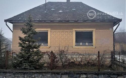 MAĎARSKO - TORNASZENTJAKAB 3 IZBOVÝ RD S LETNOU KUCHYŇOU A HOSPODÁRSKOU BUDOVOU