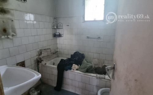 MAĎARSKO - HOLLÓHÁZA GAZDOVSKÝ DOM 5000 m2 POZEMKOM