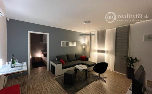 CENTRUM MESTA - VOĽNÝ MODERNÝ 2 IZBOVÝ BYT KOMPLETNE ZARIADENÝ.