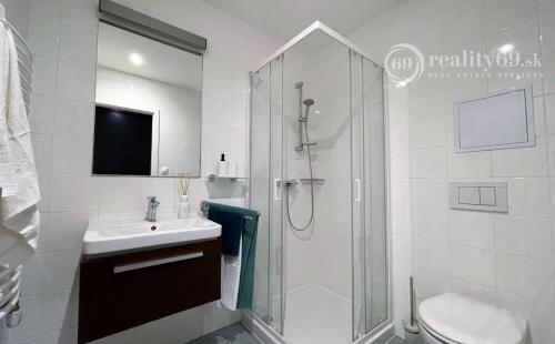 CENTRUM MESTA - VOĽNÝ MODERNÝ 2 IZBOVÝ BYT KOMPLETNE ZARIADENÝ.