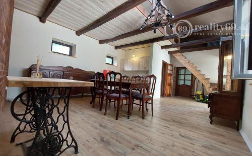 MAĎARSKO - KISHUTA RODINNÝ DOM 240 M2 + HOSŤOVSKÝ DOM 40 M2 IBA 45 km OD KOŠÍC