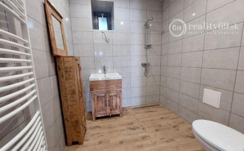 MAĎARSKO - KISHUTA RODINNÝ DOM 240 M2 + HOSŤOVSKÝ DOM 40 M2 IBA 45 km OD KOŠÍC