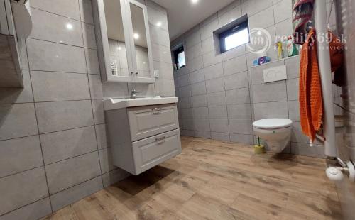 MAĎARSKO - KISHUTA RODINNÝ DOM 240 M2 + HOSŤOVSKÝ DOM 40 M2 IBA 45 km OD KOŠÍC