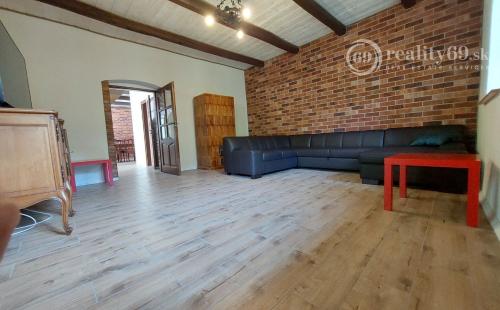 MAĎARSKO - KISHUTA RODINNÝ DOM 240 M2 + HOSŤOVSKÝ DOM 40 M2 IBA 45 km OD KOŠÍC