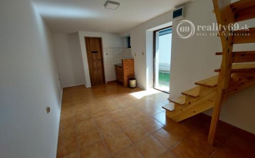 MAĎARSKO - KISHUTA RODINNÝ DOM 240 M2 + HOSŤOVSKÝ DOM 40 M2 IBA 45 km OD KOŠÍC