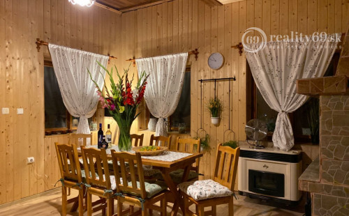 SZALONNA KOMPLETNE ZARIADENÁ 4 IZBOVÁ CHATA PRI JAZERE RAKACA.