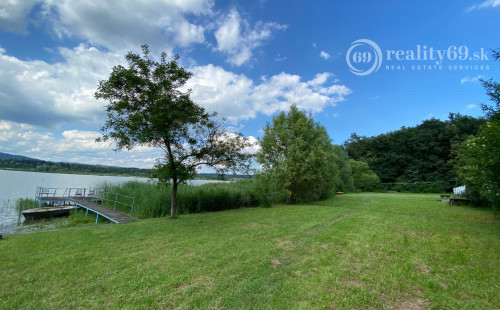 SZALONNA KOMPLETNE ZARIADENÁ 4 IZBOVÁ CHATA PRI JAZERE RAKACA.