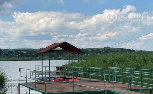 SZALONNA KOMPLETNE ZARIADENÁ 4 IZBOVÁ CHATA PRI JAZERE RAKACA.