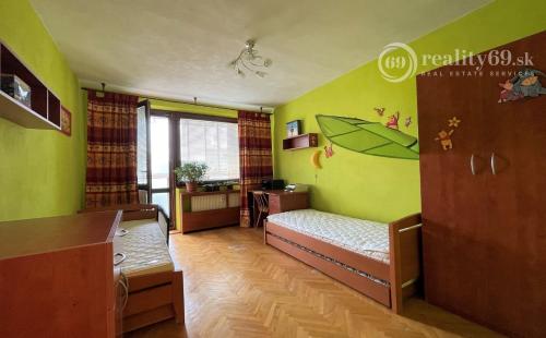 JUH - LUDMANSKÁ 3 IZBOVÝ BYT PO REKONŠTRUKCII V CENTRE MESTA, 2X LODŽIA.