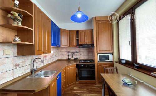 JUH - LUDMANSKÁ 3 IZBOVÝ BYT PO REKONŠTRUKCII V CENTRE MESTA, 2X LODŽIA.