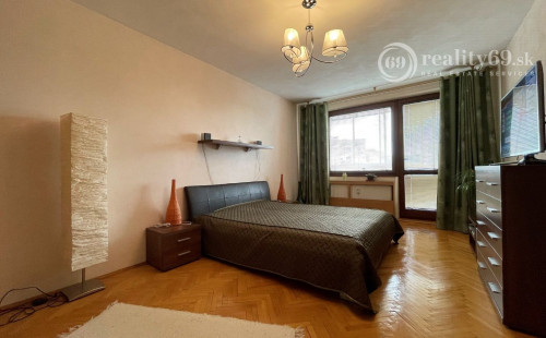 JUH - LUDMANSKÁ 3 IZBOVÝ BYT PO REKONŠTRUKCII V CENTRE MESTA, 2X LODŽIA.