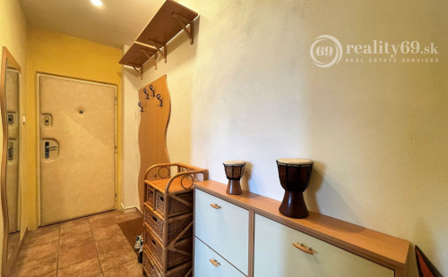 JUH - LUDMANSKÁ 3 IZBOVÝ BYT PO REKONŠTRUKCII V CENTRE MESTA, 2X LODŽIA.