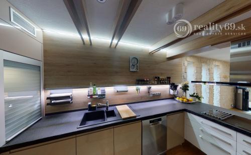 NIŽNÝ KLATOV  LUXUSNÝ RODINNÝ DOM - SPLNENÝ SEN O BÝVANÍ V LONE PRÍRODY