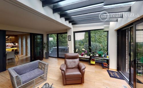 NIŽNÝ KLATOV  LUXUSNÝ RODINNÝ DOM - SPLNENÝ SEN O BÝVANÍ V LONE PRÍRODY