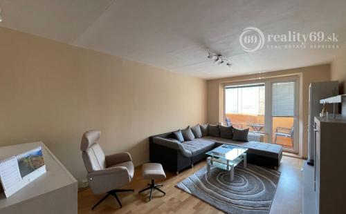 JUH - FIBICHOVÁ PRI AUPARKU 2 IZBOVÝ BYT VRÁTANE ZARIADENIA K DISPOZÍCIÍ IHNEĎ