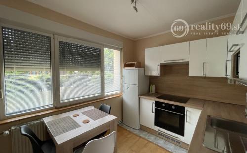 JUH - FIBICHOVÁ PRI AUPARKU 2 IZBOVÝ BYT VRÁTANE ZARIADENIA K DISPOZÍCIÍ IHNEĎ