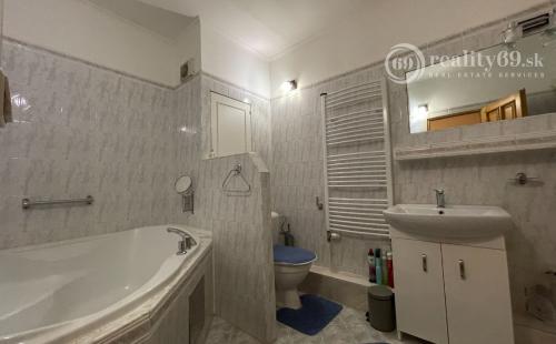 JUH - FIBICHOVÁ PRI AUPARKU 2 IZBOVÝ BYT VRÁTANE ZARIADENIA K DISPOZÍCIÍ IHNEĎ