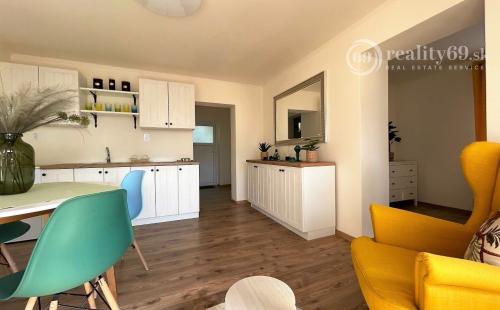 MAĎARSKO - JAZERO RAKACA - SUPER 3 IZBOVÁ CHATA PRI JAZERE S TERASOU.