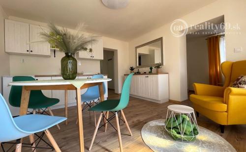 MAĎARSKO - JAZERO RAKACA - SUPER 3 IZBOVÁ CHATA PRI JAZERE S TERASOU.