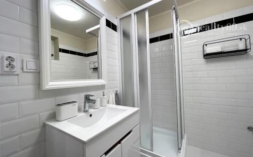 MAĎARSKO - JAZERO RAKACA - SUPER 3 IZBOVÁ CHATA PRI JAZERE S TERASOU.