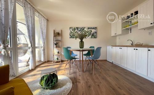 MAĎARSKO - JAZERO RAKACA - SUPER 3 IZBOVÁ CHATA PRI JAZERE S TERASOU.