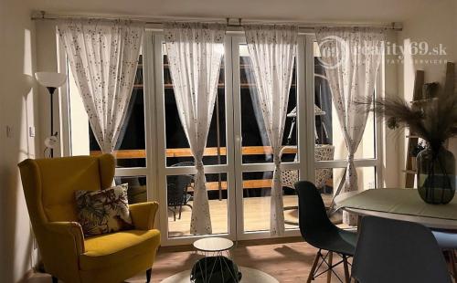 MAĎARSKO - JAZERO RAKACA - SUPER 3 IZBOVÁ CHATA PRI JAZERE S TERASOU.