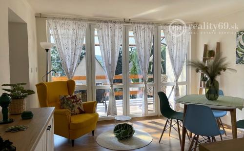 MAĎARSKO - JAZERO RAKACA - SUPER 3 IZBOVÁ CHATA PRI JAZERE S TERASOU.