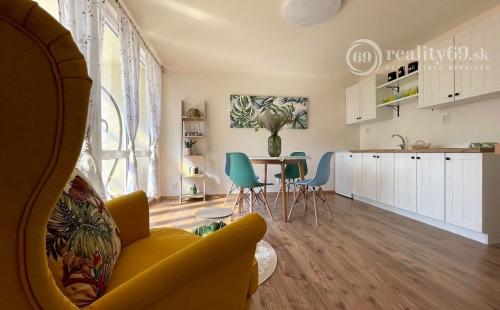 MAĎARSKO - JAZERO RAKACA - SUPER 3 IZBOVÁ CHATA PRI JAZERE S TERASOU.