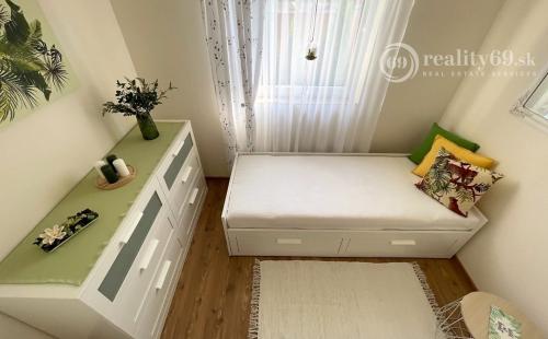 MAĎARSKO - JAZERO RAKACA - SUPER 3 IZBOVÁ CHATA PRI JAZERE S TERASOU.