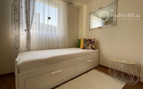 MAĎARSKO - JAZERO RAKACA - SUPER 3 IZBOVÁ CHATA PRI JAZERE S TERASOU.