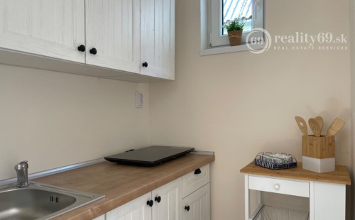 MAĎARSKO - JAZERO RAKACA - 3 IZBOVÁ CHATA S TERASOU.