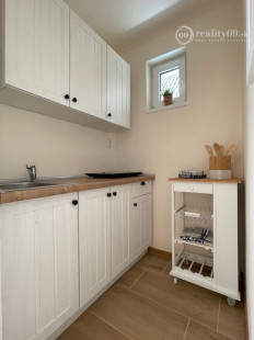 MAĎARSKO - JAZERO RAKACA - 3 IZBOVÁ CHATA S TERASOU.