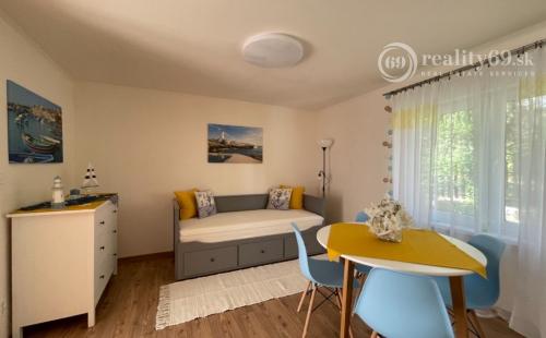 MAĎARSKO - JAZERO RAKACA - 3 IZBOVÁ CHATA S TERASOU.