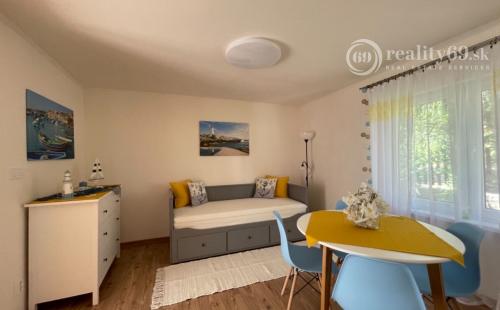 MAĎARSKO - JAZERO RAKACA - 3 IZBOVÁ CHATA S TERASOU.