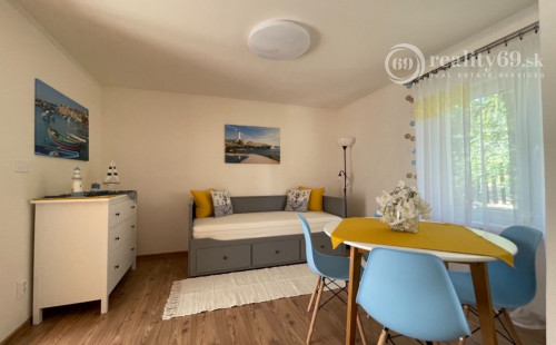 MAĎARSKO - JAZERO RAKACA - 3 IZBOVÁ CHATA S TERASOU.