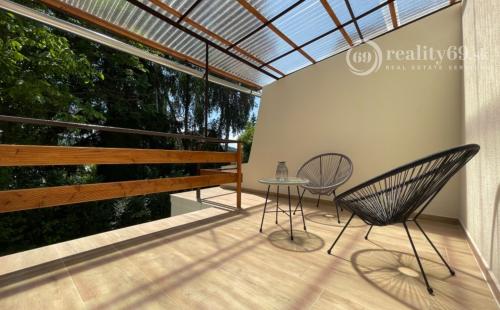 MAĎARSKO - JAZERO RAKACA - 3 IZBOVÁ CHATA S TERASOU.